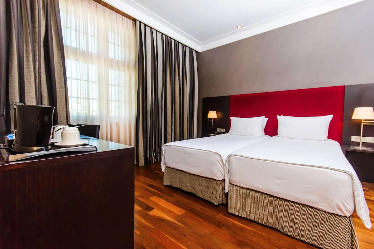 Minibar, odada kasa, masa, ses yalıtımı 