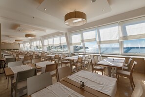 Petit déjeuner et dîner servis sur place