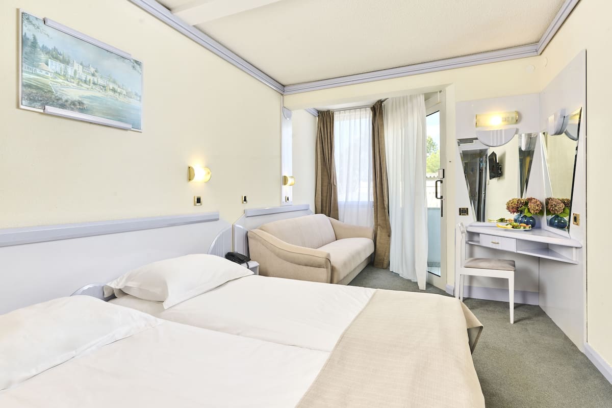 Escritorio, cortinas blackout, wifi gratis y ropa de cama