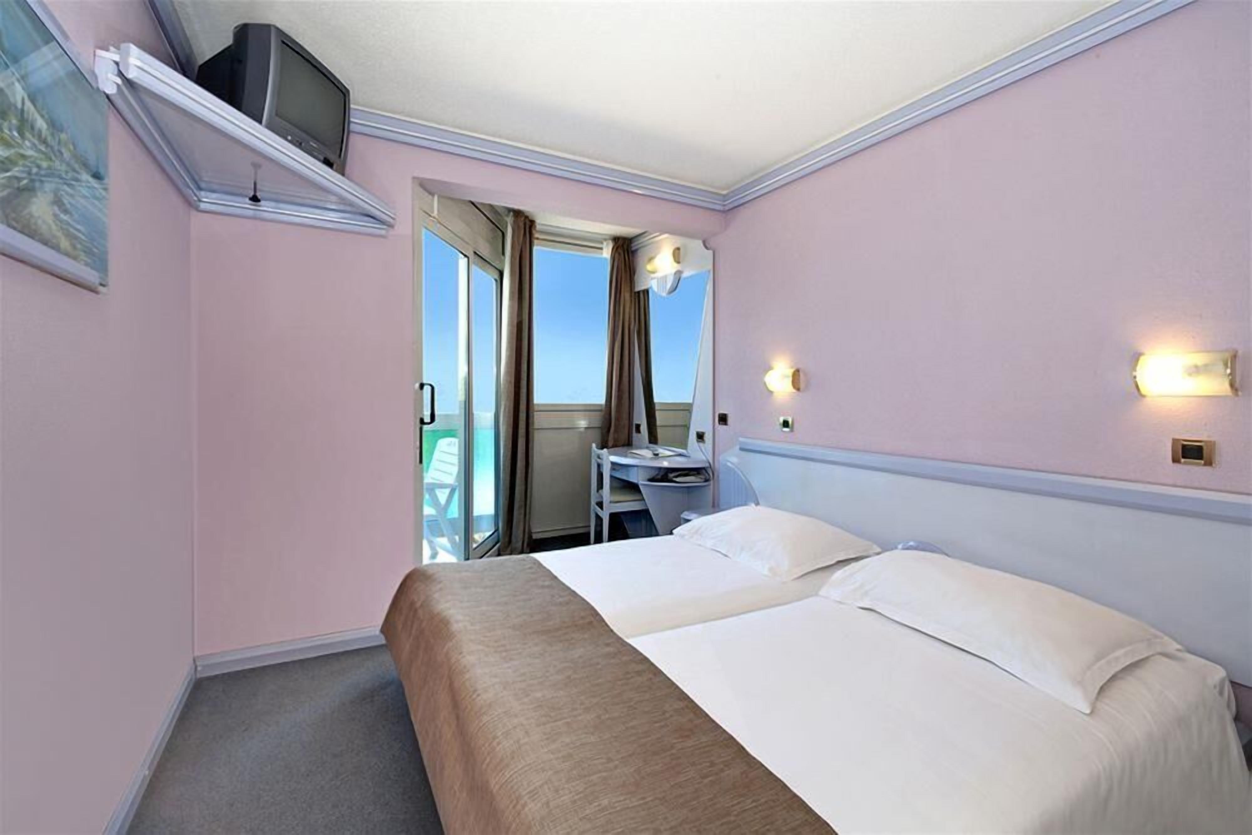 Desk, blackout drapes, free WiFi, bed sheets
