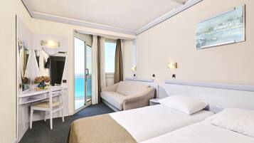 Escritorio, cortinas blackout, wifi gratis y ropa de cama