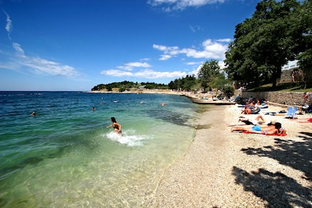 Private beach nearby, sun-loungers, beach umbrellas. Hotel Zorna Plava Laguna
