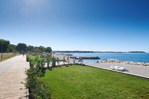 On the beach, sun-loungers, beach umbrellas - Hotel Materada Plava Laguna (Porec)