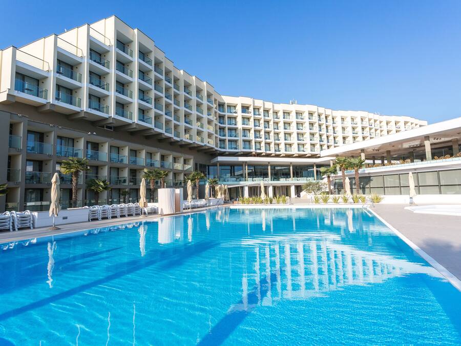Seasonal outdoor pool, pool umbrellas, sun loungers