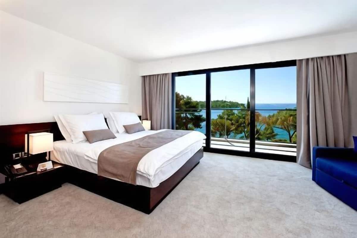 Minibar, in-room safe, desk, blackout curtains