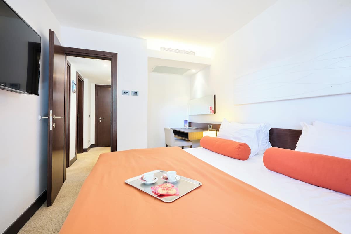 Suite, Balcony, Park View | 1 bedroom, minibar, in-room safe, desk