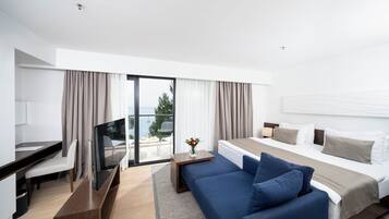 Kamar Premium, balkon, pemandangan laut | Minibar, brankas, meja kerja, dan tirai kedap cahaya