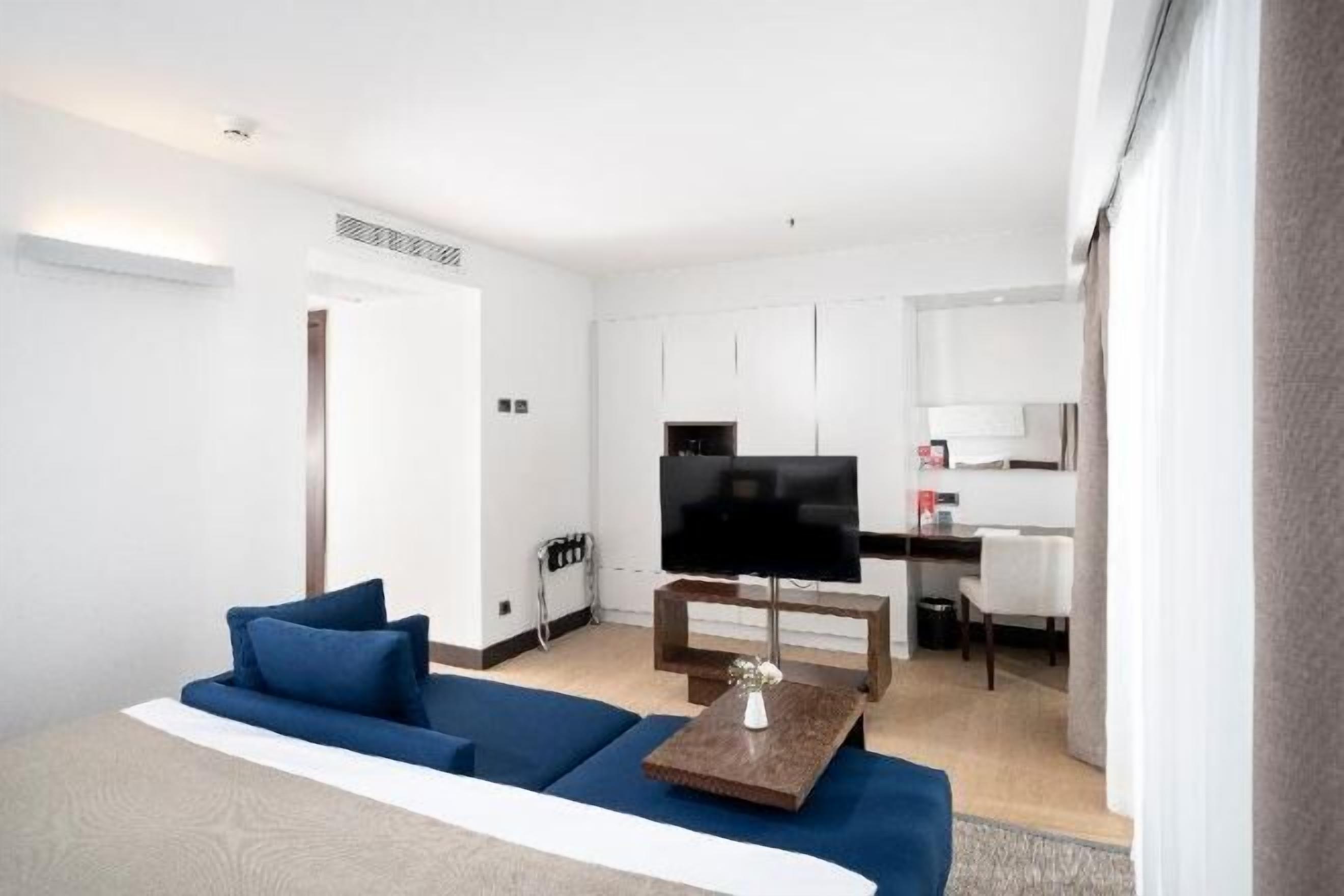 Minibar, värdeförvaringsskåp på rummet och skrivbord