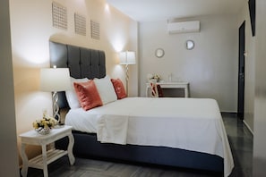Deluxe Room, 1 King Bed, City View, Tower | Laptop workspace, blackout drapes, iron/ironing board, free WiFi - Hotel Venedik (Veracruz)