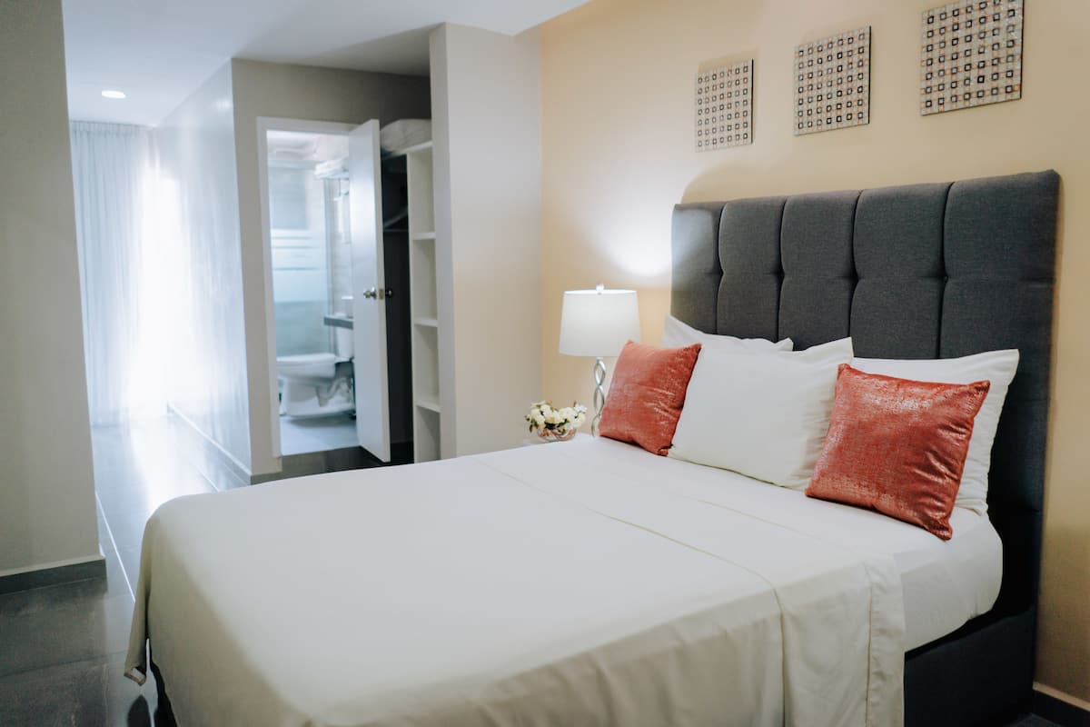 Deluxe kamer, 1 kingsize bed, uitzicht op stad, in toren | Een laptopwerkplek, verduisterende gordijnen