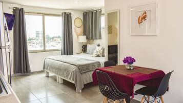 Familie-studiosuite, terrasse, sjøutsikt (Balcony) | Spisestue