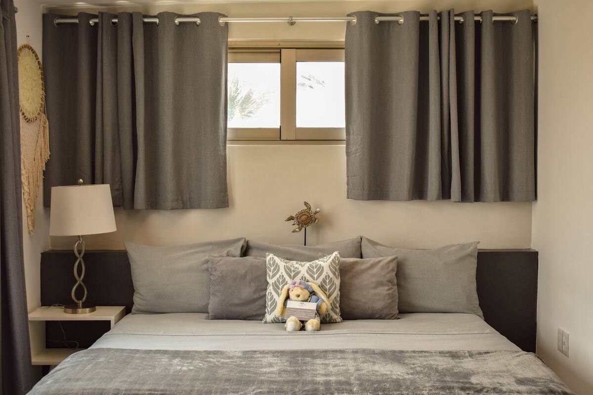Studio Suite dành cho gia đình, hiên, quang cảnh biển (Balcony) | Khu vực làm việc phù hợp cho laptop, màn/rèm cản sáng 
