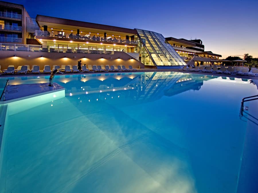 2 utendørsbassenger, bassengparasoller og solsenger