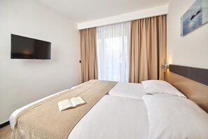 Minibar, desk, laptop workspace, free WiFi