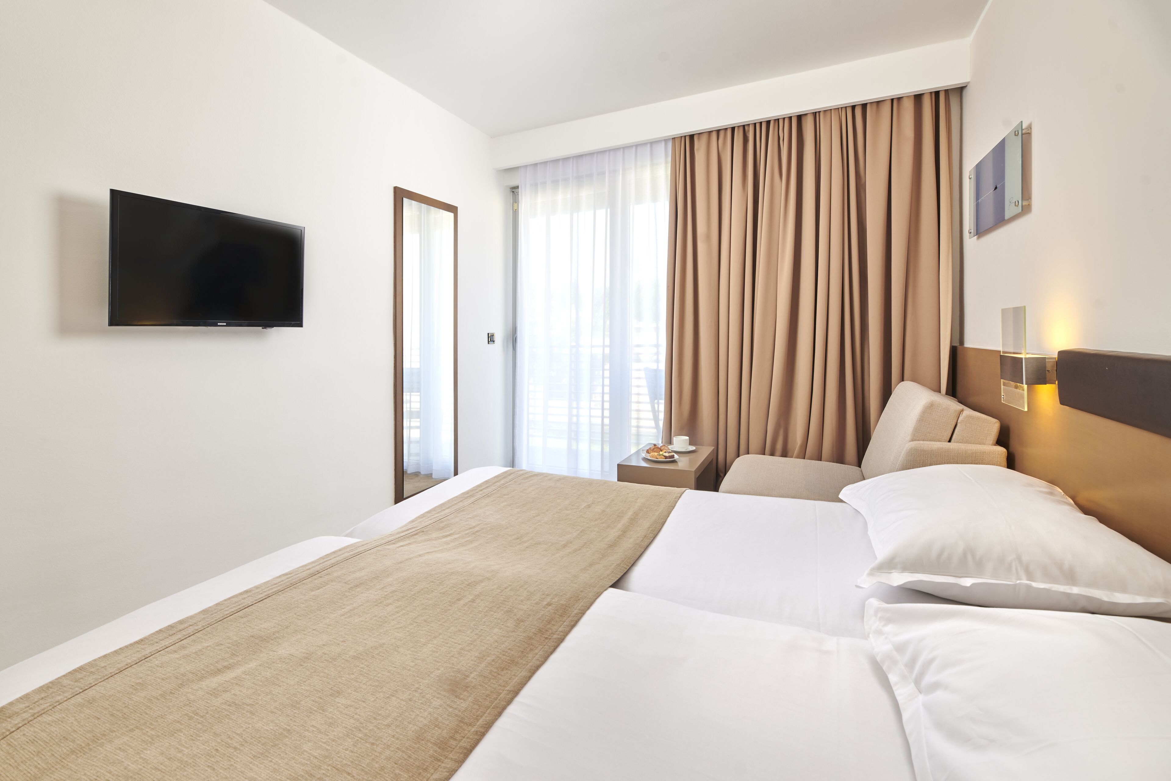 1 bedroom, minibar, desk, laptop workspace