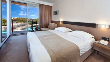 Minibar, escritorio, espacio para trabajar con laptop y wifi gratis