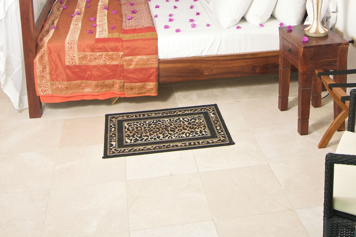ملاءات من القطن المصري وأغطية فراش متميزة وميني بار وخزنة داخل الغرفة