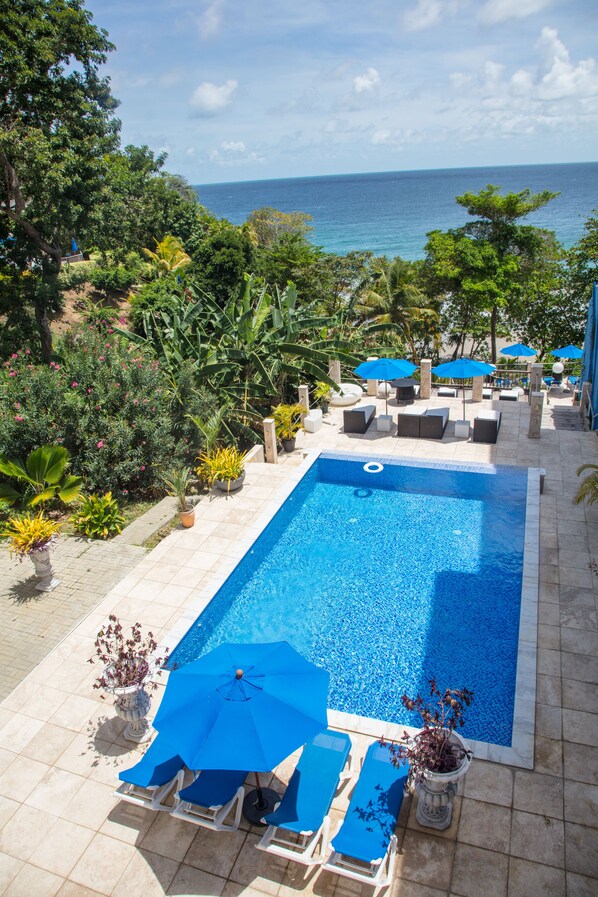 2 outdoor pools, pool loungers