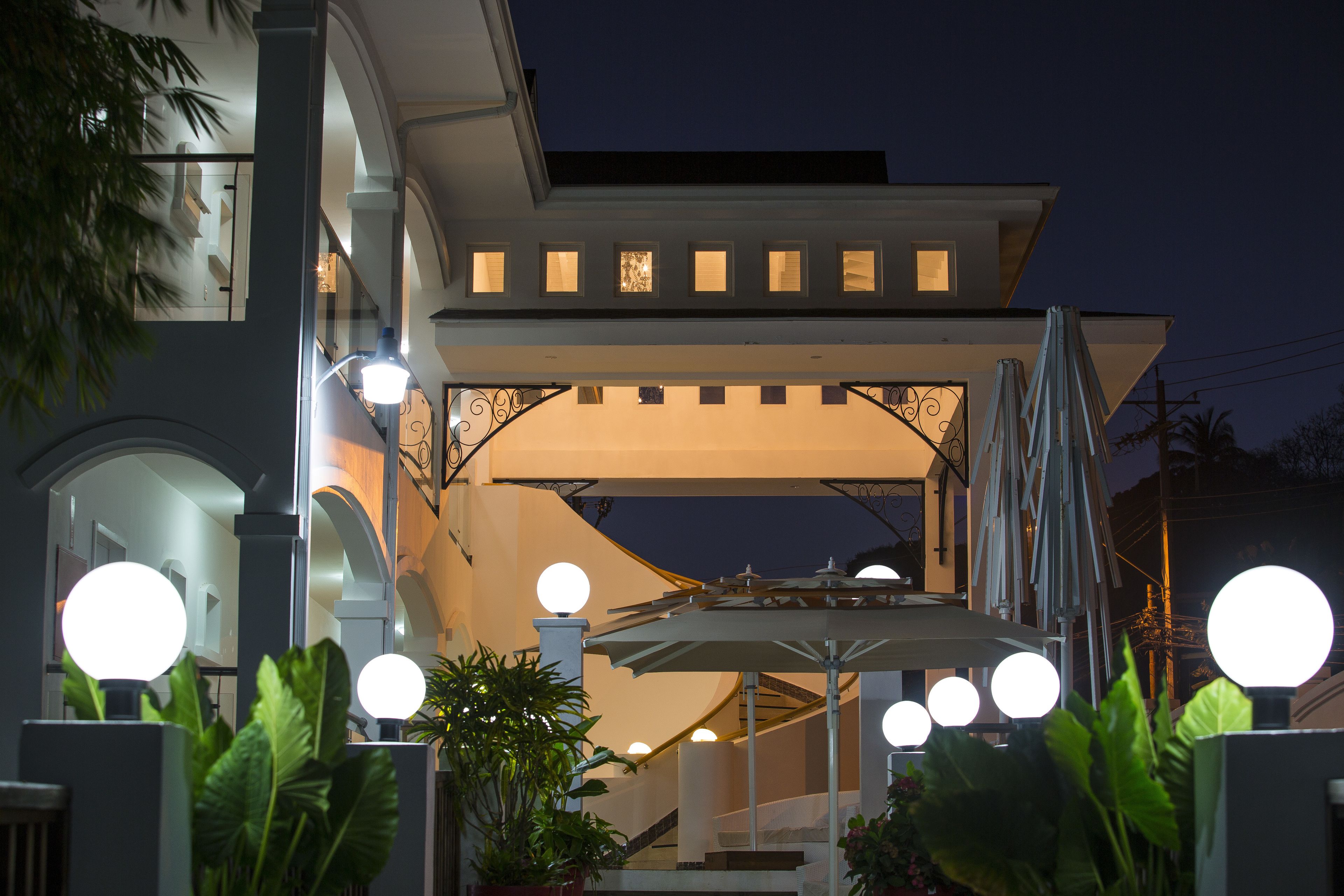 Vista frontal de la propiedad por la tarde o noche