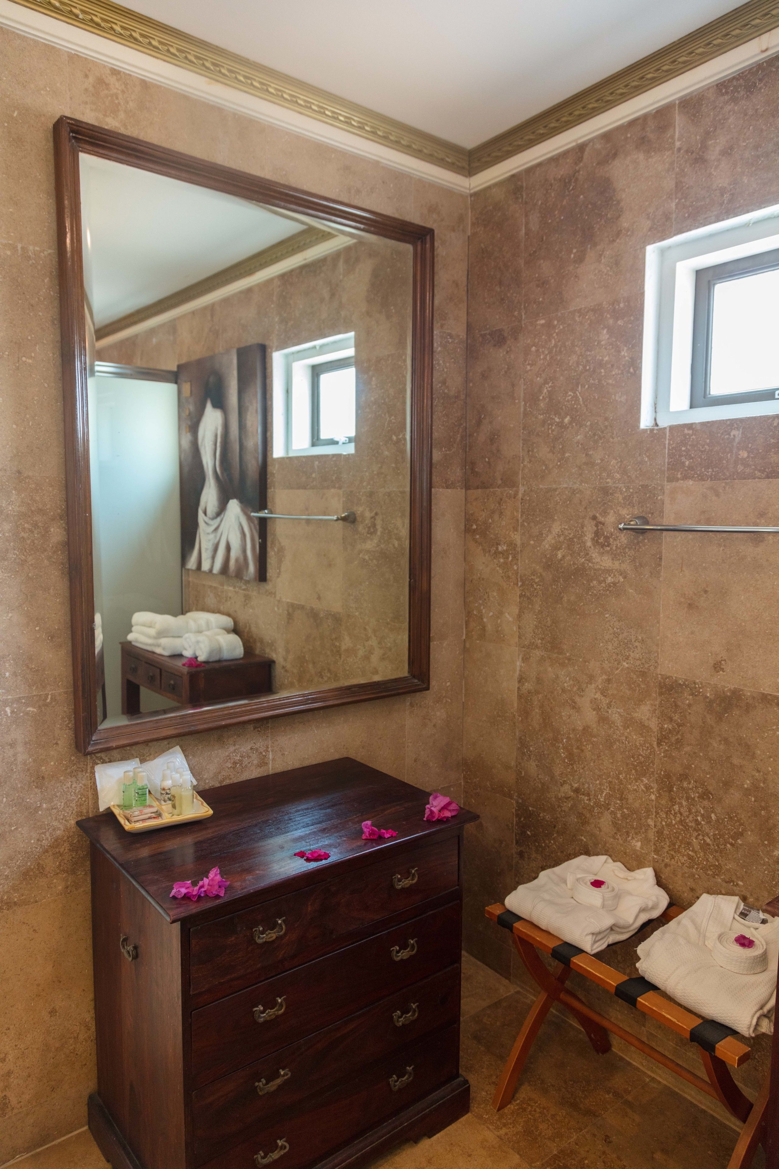 Superior Penthouse | バスルーム | シャワー、バスアメニティ (無料)、ヘアドライヤー、タオル