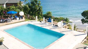 2 piscines extérieures, chaises longues