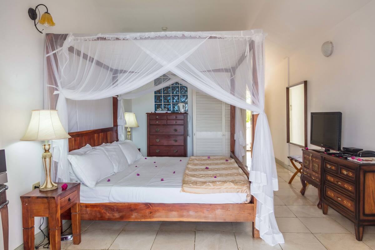 Bay Room | Egyptian cotton sheets, premium bedding, minibar, in-room safe