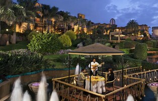 4 restaurants, breakfast served