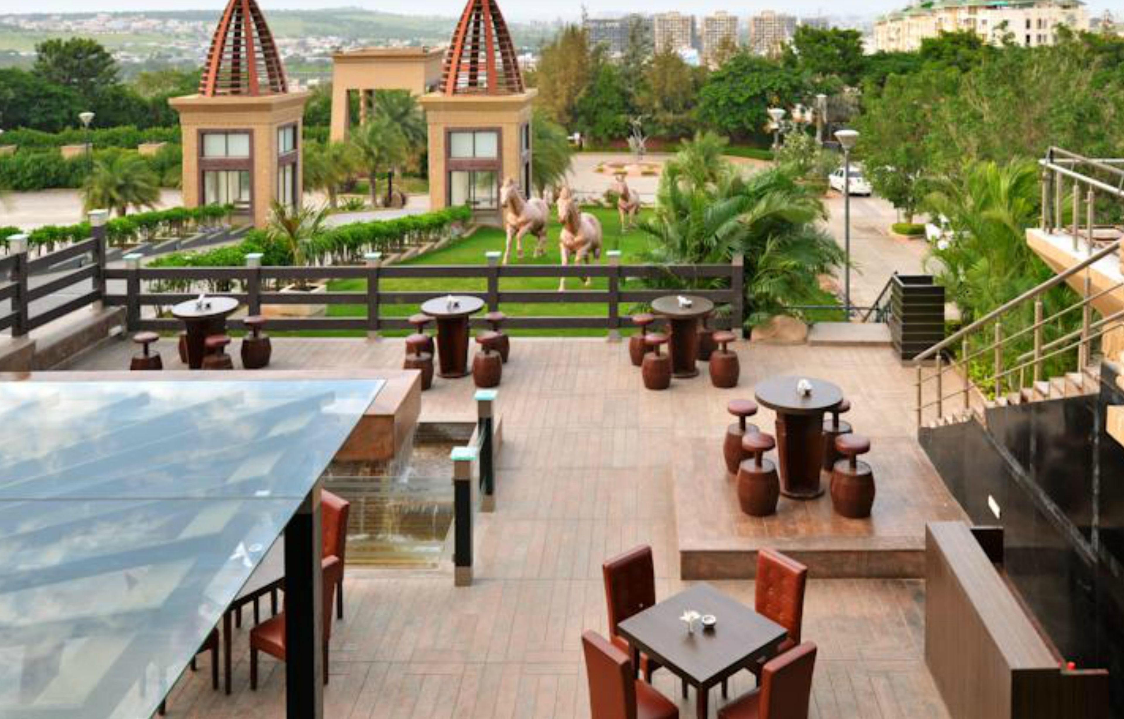 4 restaurants, breakfast served