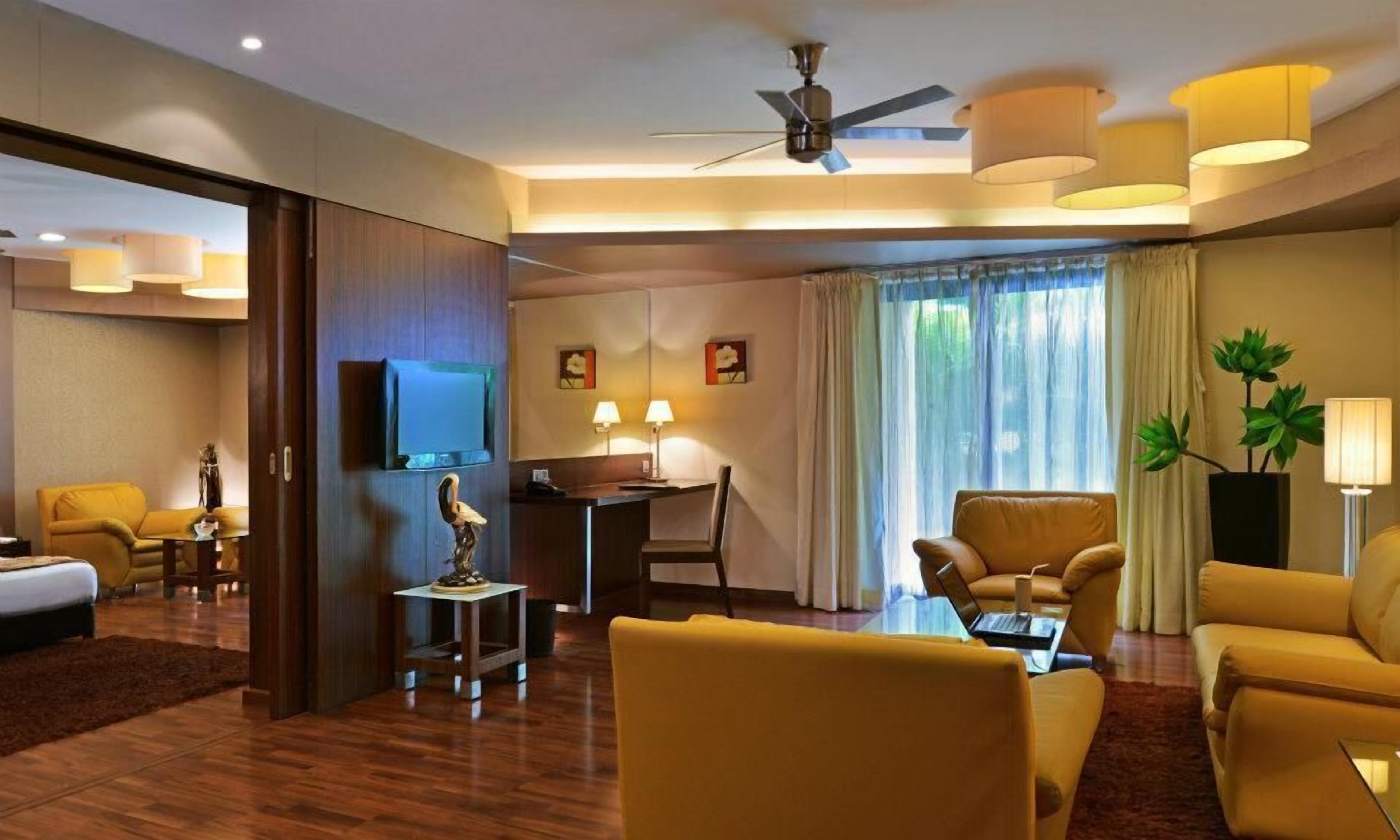 executive suite | living room | 32-inch lcd tv with cable channels, tv