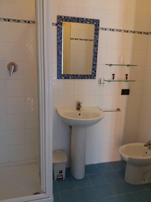 Bruser, gratis toiletartikler, hårtørrer, håndklæder