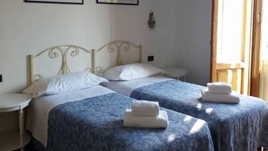 Iron/ironing board (on request), cots/infant beds, free WiFi, bed sheets - Soggiorno Isabella de' Medici (Florence)