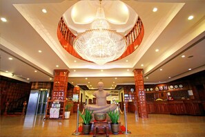 Lobby sitting area - Angkor Hotel (Siem Reap)