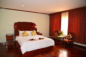 Minibar, in-room safe, desk, blackout curtains - Angkor Hotel (Siem Reap)