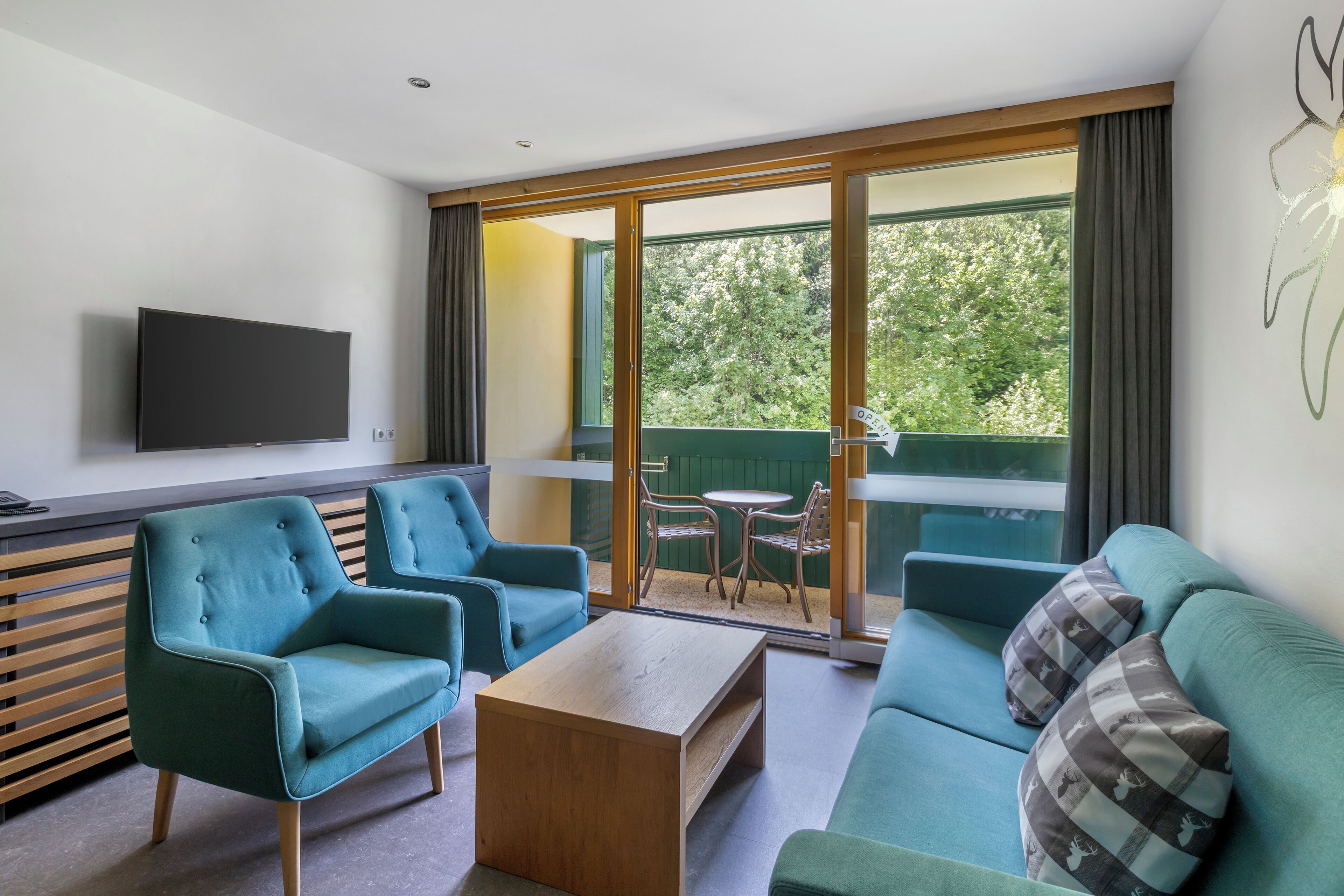 apartment, 2 bedrooms | living area | 32-inch flat-screen tv with cable channels, tv