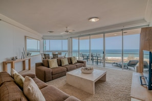 LCD TV, DVD player, iPod dock - Carmel by the Sea (Broadbeach)