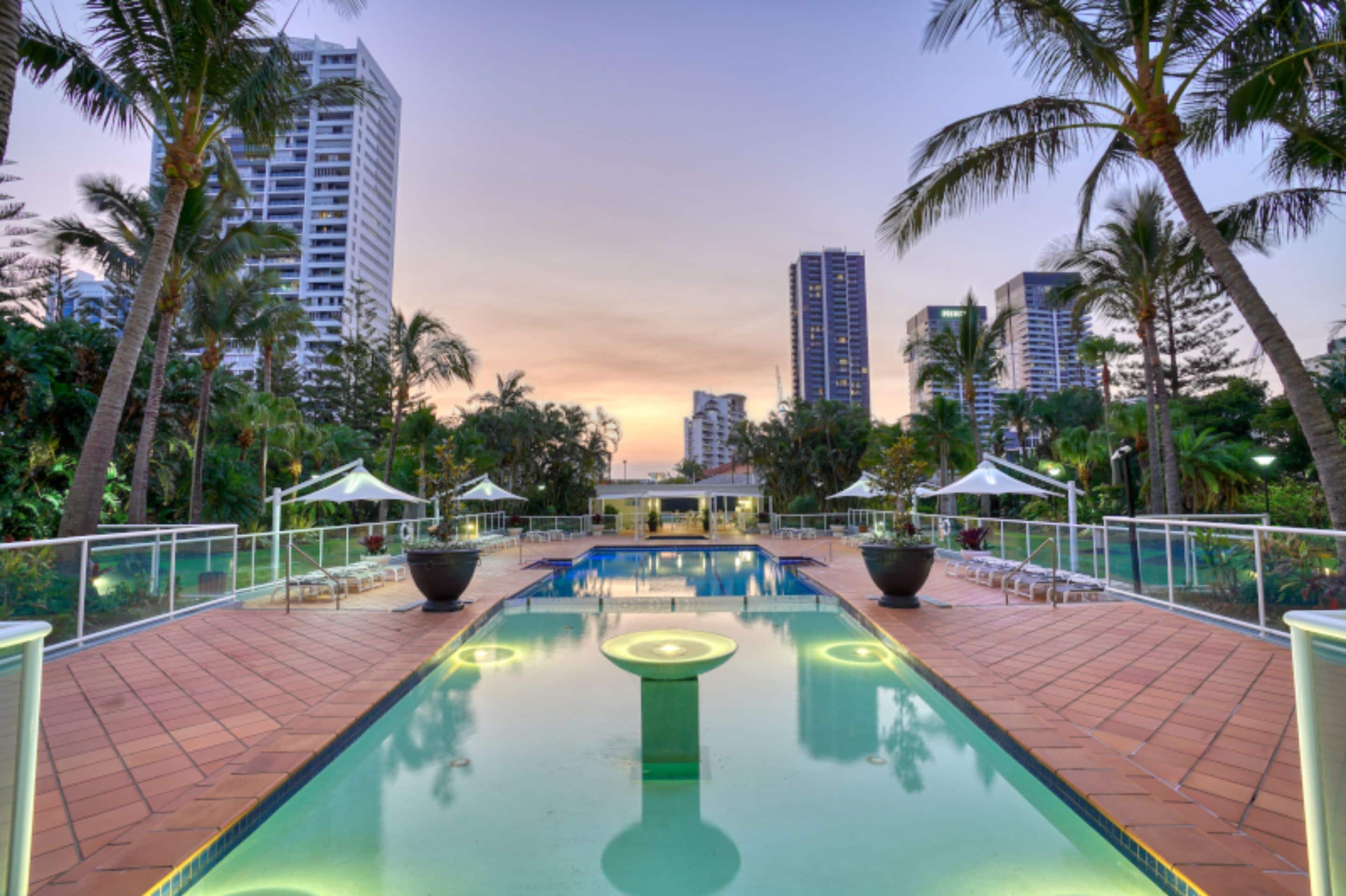 Piscina interna, piscina externa, espreguiçadeiras