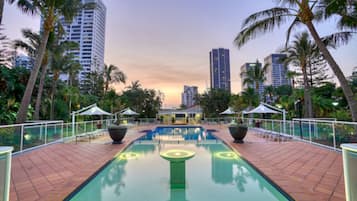 Piscina interna, piscina externa, espreguiçadeiras