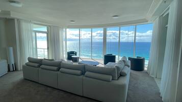 Suíte, 3 quartos | Área de estar | TV LCD, DVD player, dock para iPod