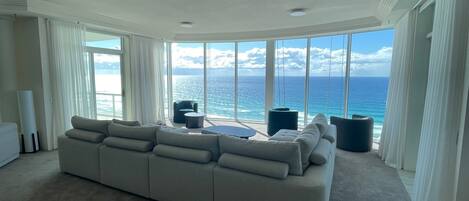 Suite, 3 slaapkamers | Woonruimte | Lcd-televisie, een dvd-speler en een iPod-dock