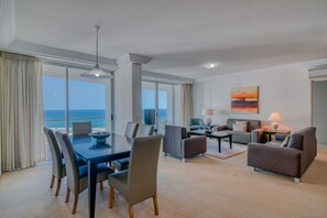 LCD TV, DVD player, iPod dock - Carmel by the Sea (Broadbeach)