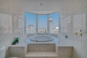 Three Bedroom Sub-Penthouse Apartment | Jetted bathtub - Carmel by the Sea (Broadbeach)