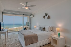 Individually decorated, individually furnished, soundproofing - Carmel by the Sea (Broadbeach)