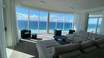 Suíte, 3 quartos | Área de estar | TV LCD, DVD player, dock para iPod