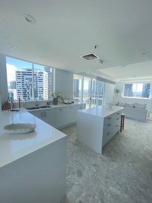 3 Bedroom Superior Suite | Private kitchen - Carmel by the Sea (Broadbeach)