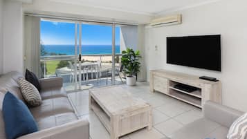 Apartamento estándar, 2 habitaciones | Zona de estar | Una televisión de pantalla plana, un reproductor de DVD