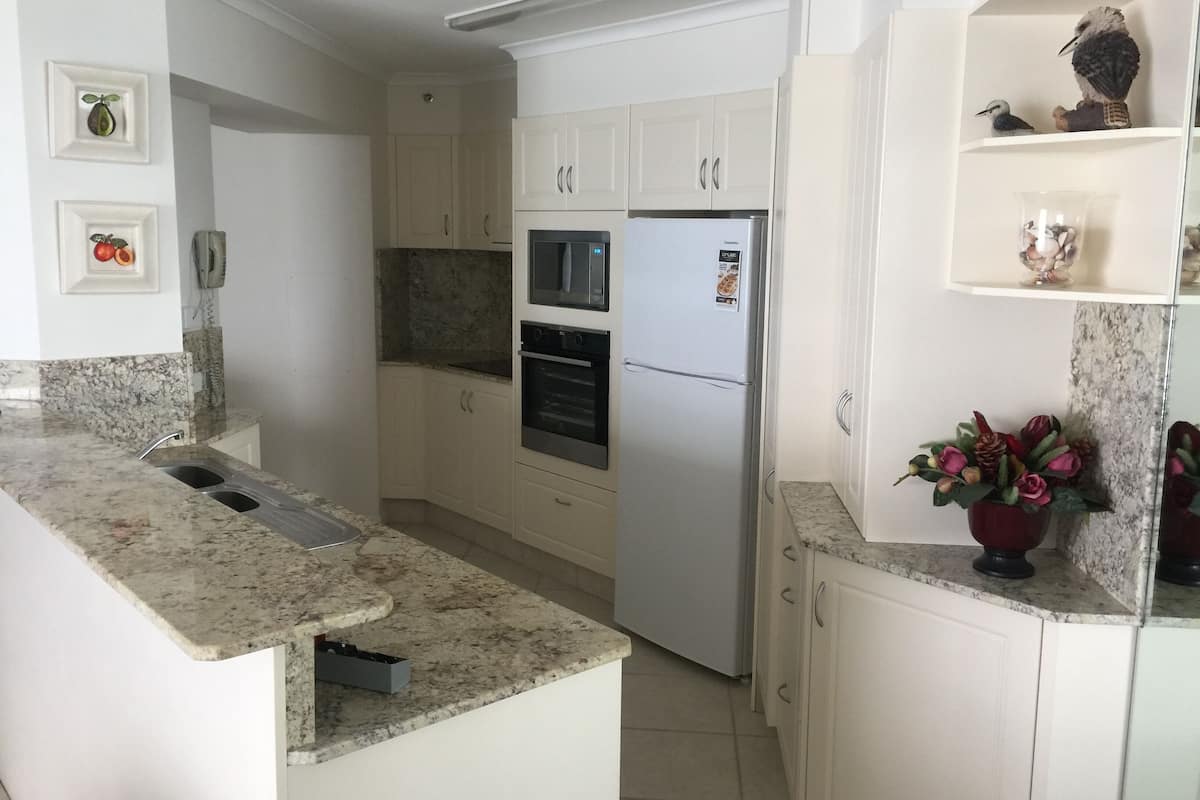 full-sized fridge, microwave, oven, stovetop