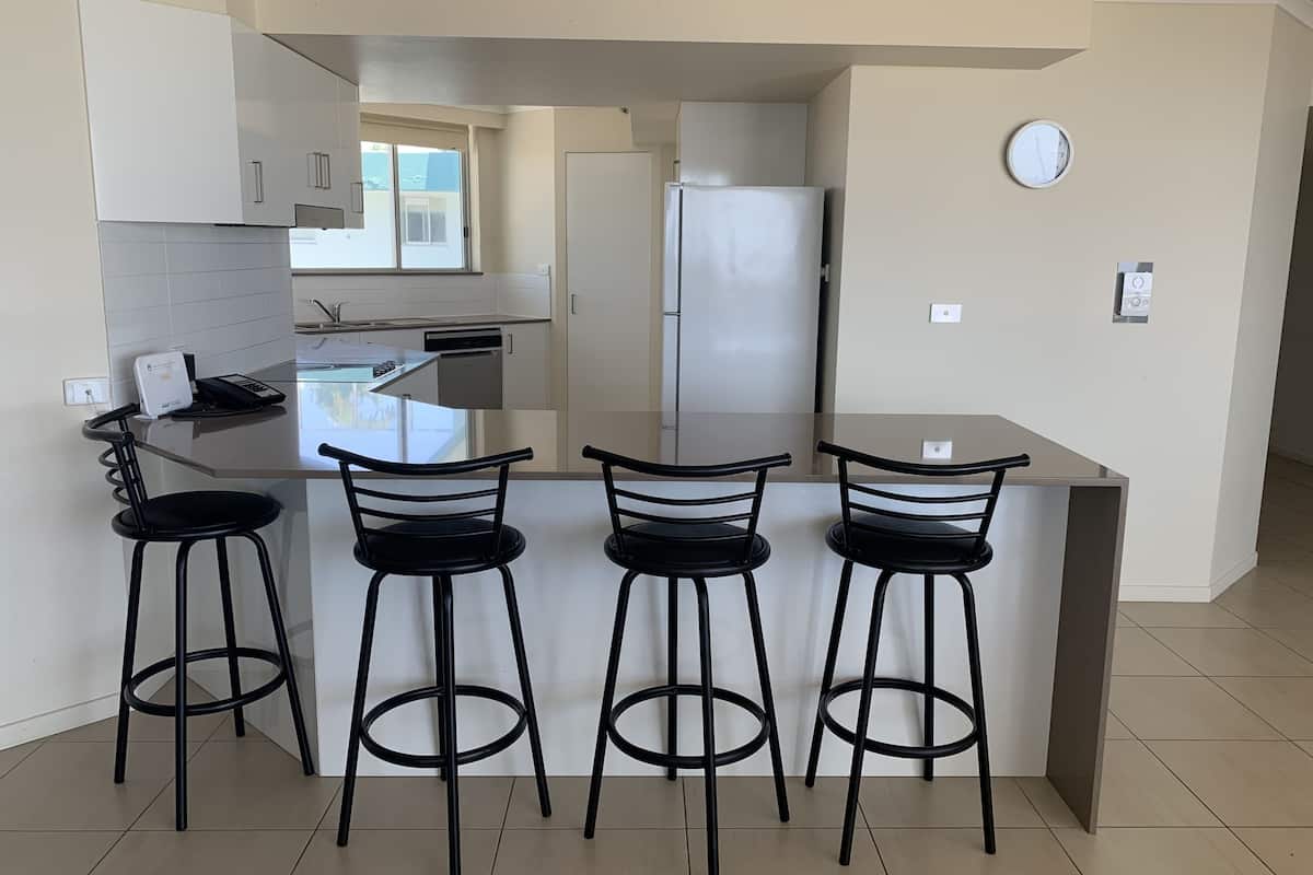 full-sized fridge, microwave, oven, stovetop