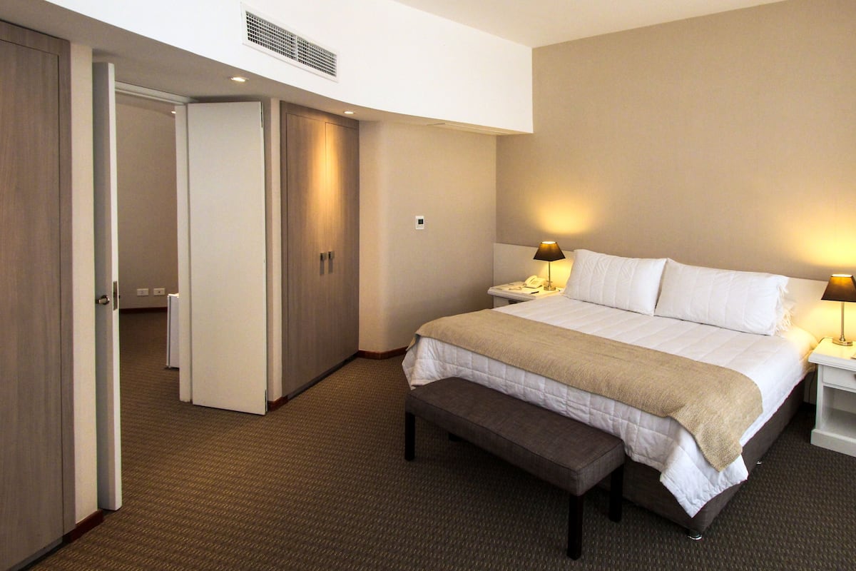Artículos del minibar gratis y caja de seguridad en la habitación