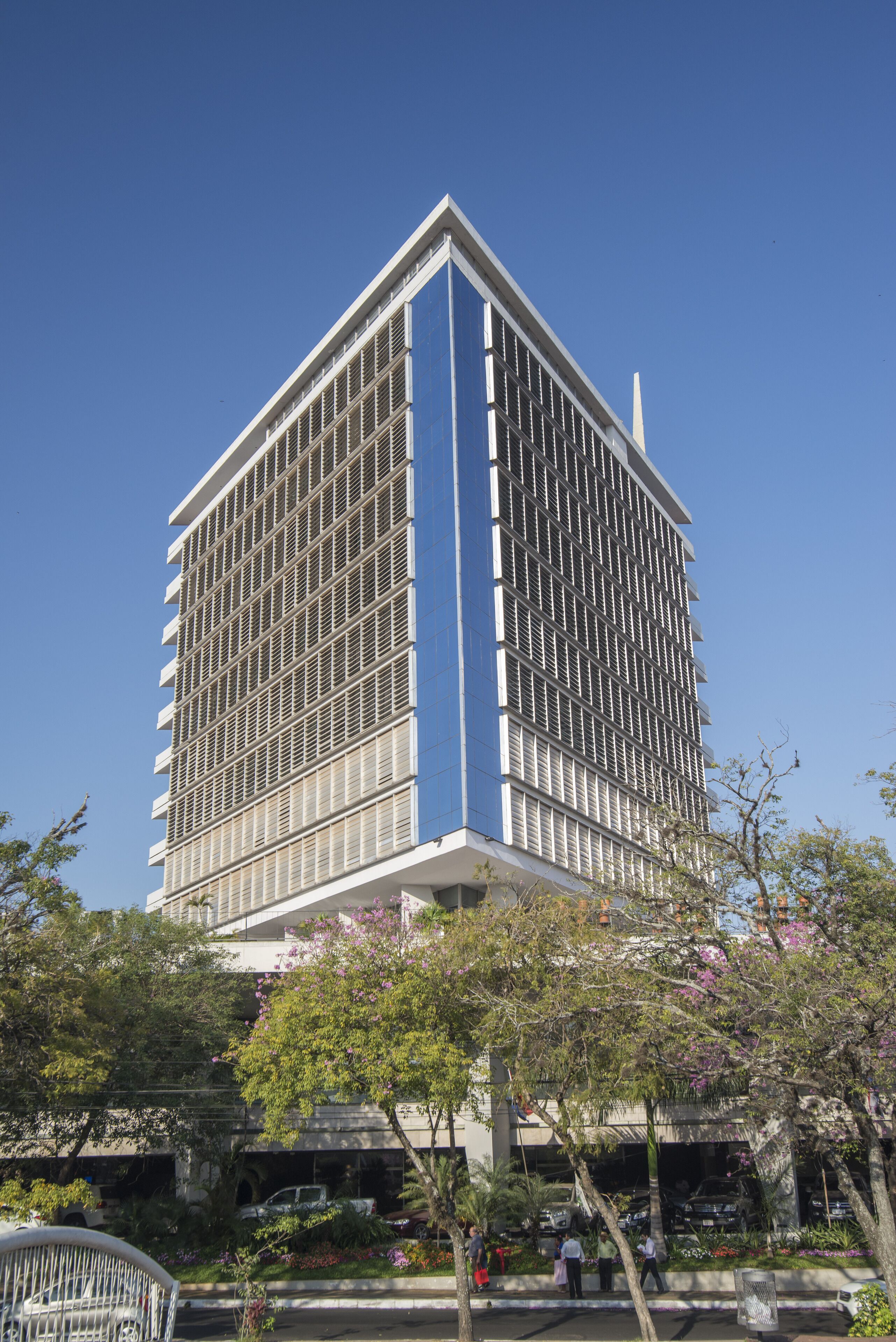 Ein modernes Gebäude mit einer rasterförmigen Fassade und einem markanten vertikalen Element.