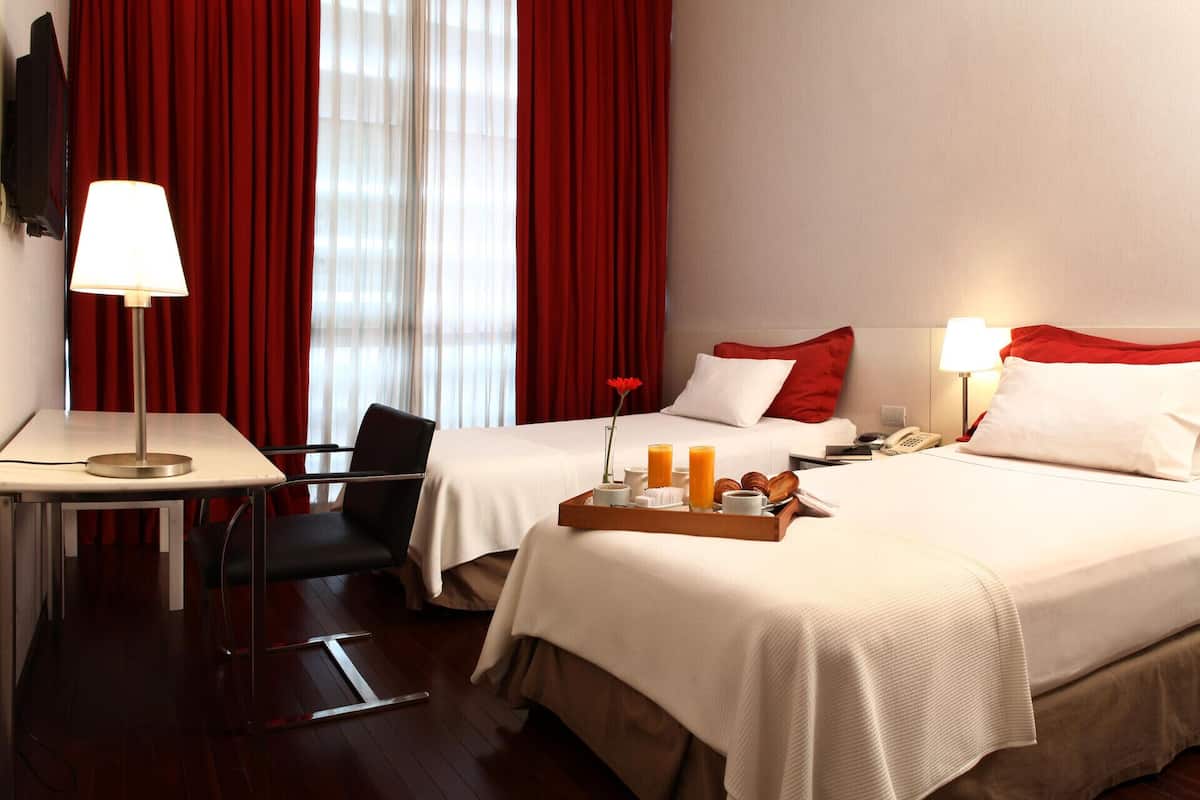 Artículos del minibar gratis y caja de seguridad en la habitación